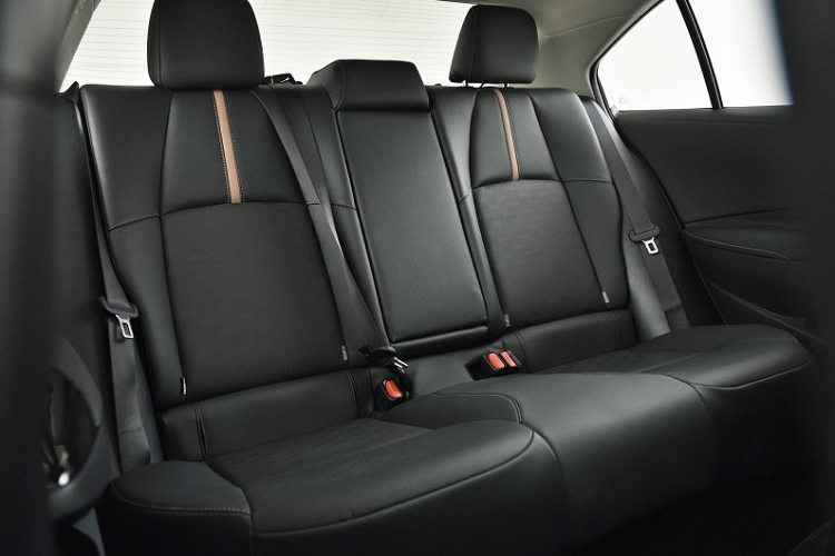 Đằng sau, Toyota Levin GT 2021 chia sẻ điểm chung với Levin tiêu chuẩn ở thiết kế cụm đèn hậu. Tuy nhiên, Toyota Levin GT 2021 lại được trang bị cản sau sơn 1 màu và tem chữ nổi trên cửa cốp vốn không có ở Levin bản thường. Bên dưới cản sau còn có nẹp mạ crôm mới khiến xe trông sang trọng hơn và ống xả được giấu kín.