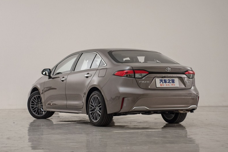 Theo đó, Levin GT tại thị trường Trung Quốc có 2 phiên bản là Deluxe và Premium. Giá xe Toyota Levin GT 2021 tương ứng của 2 phiên bản này là 148.800 Nhân dân tệ (khoảng 535 triệu đồng) và 158.800 Nhân dân tệ (571 triệu đồng).