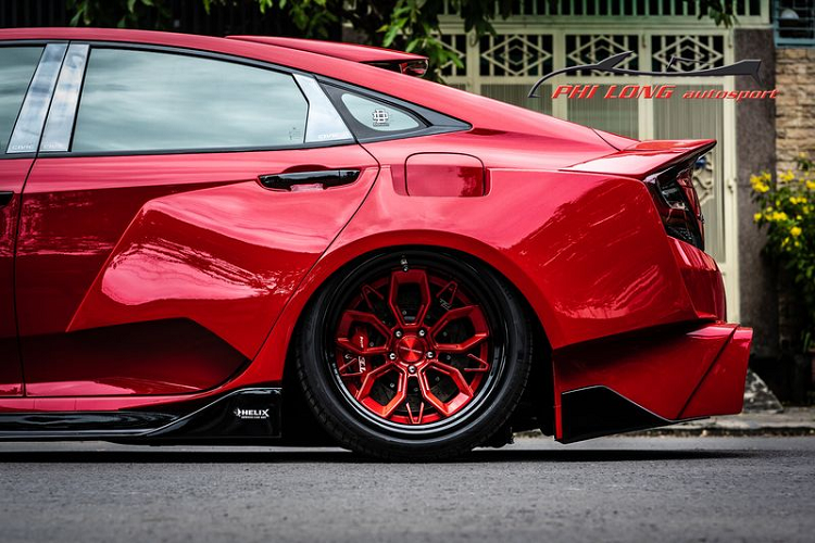 Di chuyển ra sau, cản xe cũng được thay mới kết hợp với bộ khuếch tán sửa đổi và ống xả kép khiến đuôi xe trông vô cùng hầm hố, không thua kém gì các sản phẩm của những "lò độ" danh tiếng như Liberty Walk. Xe được phủ một màu đỏ xuyên suốt từ trước ra sau kèm các mảng khối màu đen tương phản.