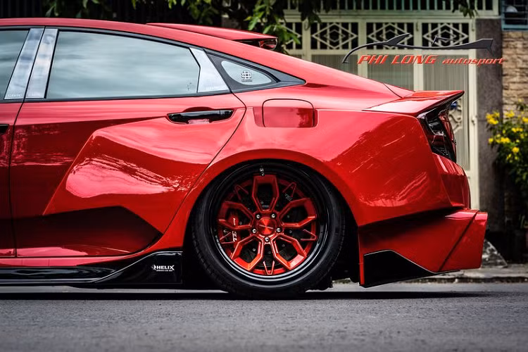 Di chuyển ra sau, cản xe cũng được thay mới kết hợp với bộ khuếch tán sửa đổi và ống xả kép khiến đuôi xe trông vô cùng hầm hố, không thua kém gì các sản phẩm của những "lò độ" danh tiếng như Liberty Walk. Xe được phủ một màu đỏ xuyên suốt từ trước ra sau kèm các mảng khối màu đen tương phản.