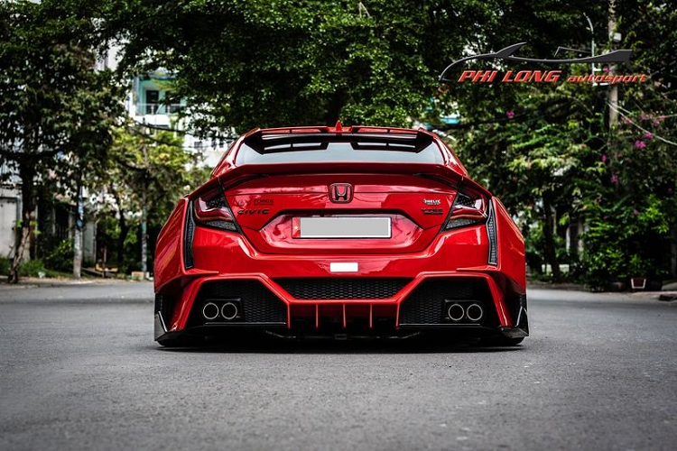 Cuối cùng nhưng cũng rất quan trọng, chiếc Honda Civic này không thể trở nên hoàn hảo nếu thiếu phuộc hơi G-F Force với 2 bơm nén khí đặt ở cốp sau. Chủ xe có thể điều khiển từ xa nâng/hạ gầm tùy vào điều kiện mặt đường khi di chuyển, hoặc hạ sát gầm khi muốn "sống ảo".