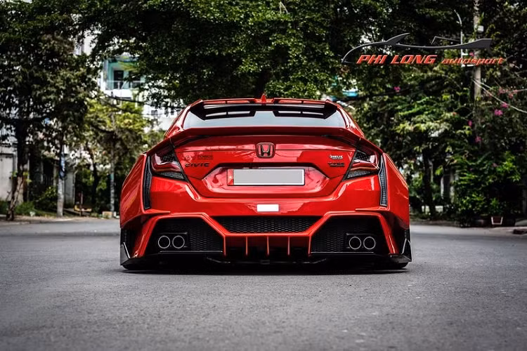 Cuối cùng nhưng cũng rất quan trọng, chiếc Honda Civic này không thể trở nên hoàn hảo nếu thiếu phuộc hơi G-F Force với 2 bơm nén khí đặt ở cốp sau. Chủ xe có thể điều khiển từ xa nâng/hạ gầm tùy vào điều kiện mặt đường khi di chuyển, hoặc hạ sát gầm khi muốn "sống ảo".