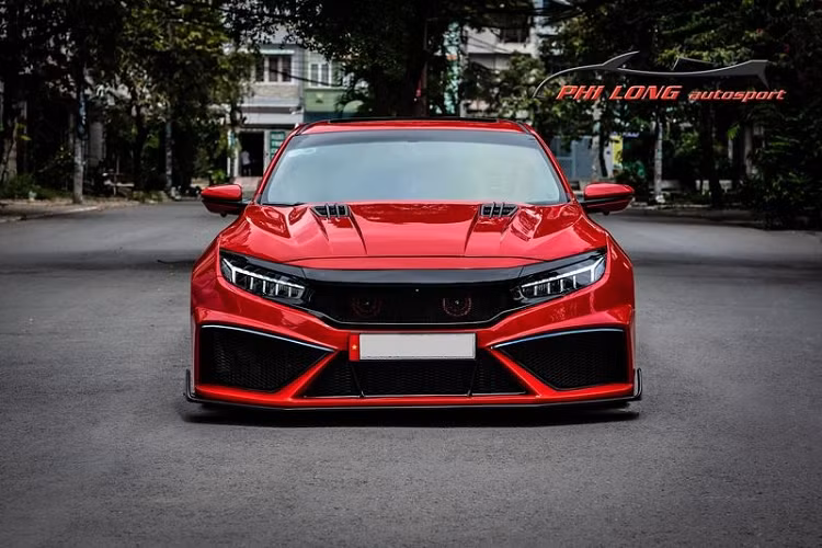 Ở bên hông, điểm đáng chú ý nhất của chiếc Honda Civic độ khủng này chính là các vòm bánh xe loe rộng và bộ mâm 19 inch màu đỏ mang thiết kế đa chấu độc - lạ chưa từng thấy. Xe được bổ sung nẹp sườn để phù hợp với tổng thể xe.