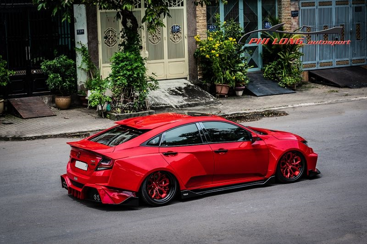 Theo chia sẻ của chủ xưởng độ, "dàn áo" phong cách thân rộng của chiếc Civic độ độc nhất Việt Nam được làm từ sợi thủy tinh, và thiết kế bản độ được lấy cảm hứng từ một mẫu xe ở Thổ Nhĩ Kỳ.