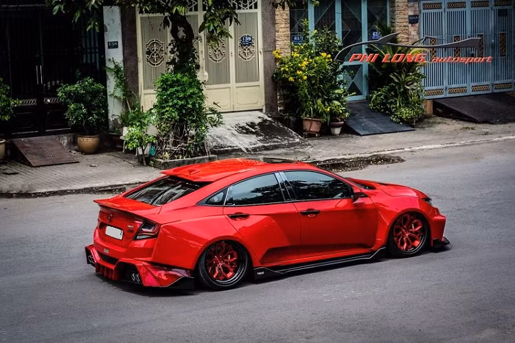 Theo chia sẻ của chủ xưởng độ, "dàn áo" phong cách thân rộng của chiếc Civic độ độc nhất Việt Nam được làm từ sợi thủy tinh, và thiết kế bản độ được lấy cảm hứng từ một mẫu xe ở Thổ Nhĩ Kỳ.