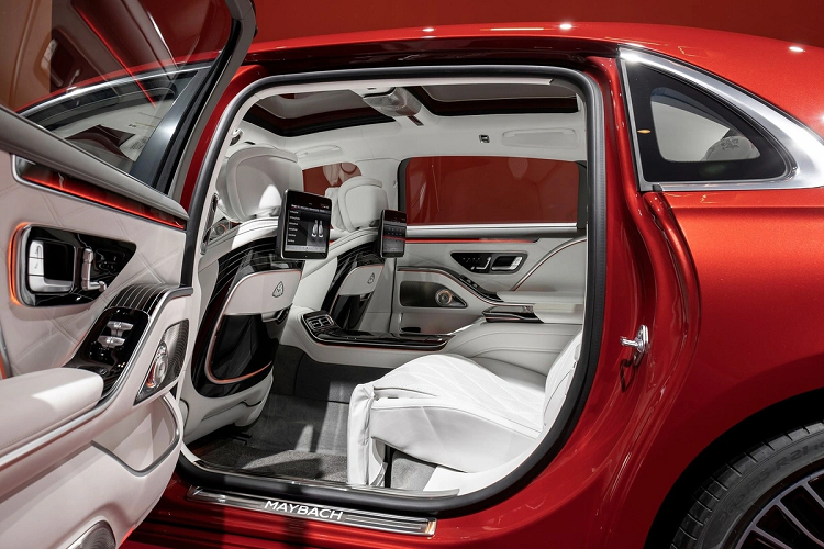 Hàng ghế sau có các tiện nghi gồm chức năng massage, sưởi, 2 màn hình giải trí, ngăn chứa đồ...