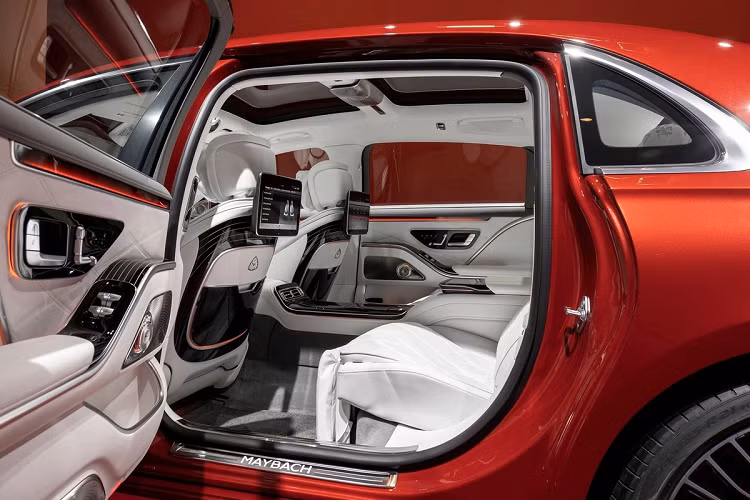 Hàng ghế sau có các tiện nghi gồm chức năng massage, sưởi, 2 màn hình giải trí, ngăn chứa đồ...