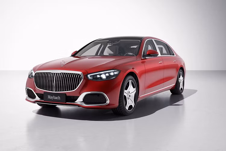 Tuy nhiên, S 480 có gia tốc kém hơn S 450 khi tăng tốc 0-100 km/h trong 5,8 giây, S 450 là 5,1 giây. Vận tốc tối đa của 2 phiên bản đều được giới hạn ở 250 km/h cùng mức tiêu hao nhiên liệu 8,56 lít/100 km.