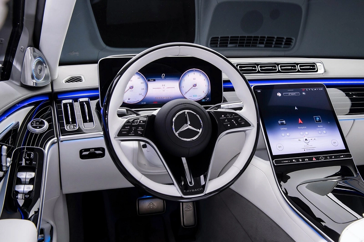 Nội thất S-Class Maybach sử dụng vật liệu chính là gỗ và da cao cấp. Xe được trang bị màn hình trung tâm OLED kích thước 12,8 inch và bảng đồng hồ 12,3 inch với đồ họa 3D.