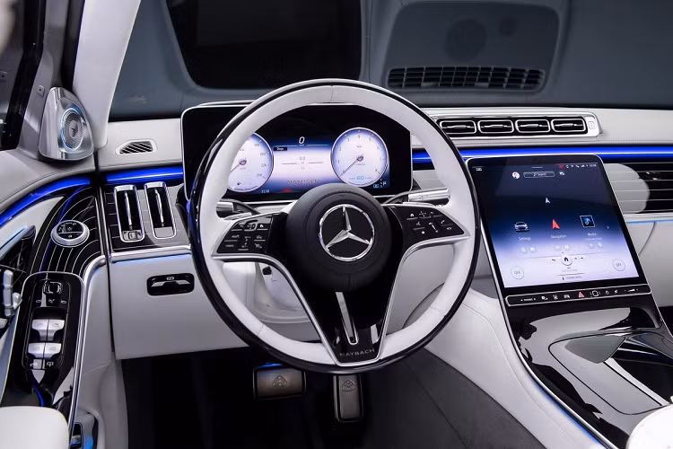 Nội thất S-Class Maybach sử dụng vật liệu chính là gỗ và da cao cấp. Xe được trang bị màn hình trung tâm OLED kích thước 12,8 inch và bảng đồng hồ 12,3 inch với đồ họa 3D.