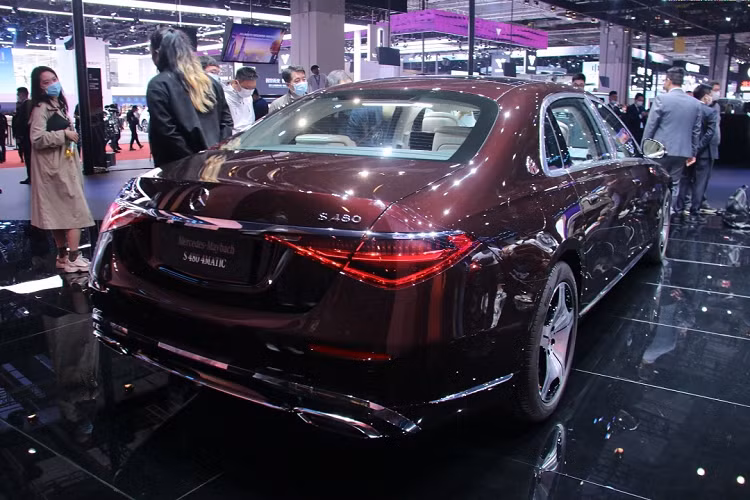 Dưới nắp ca-pô, mẫu xe siêu sang Mercedes-Maybach S 480 sử dụng động cơ hybrid nhẹ 3.0L, sản sinh công suất 362 mã lực và mô-men xoắn 500 Nm. Phiên bản S 450 Maybach tại châu Âu cũng có thông số tương tự.