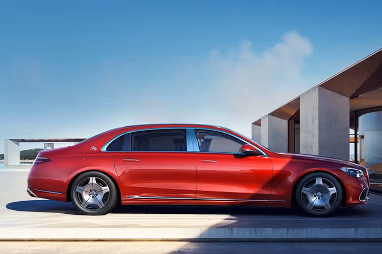 Mercedes-Maybach S-Class thế hệ mới được giới thiệu hồi tháng 11/2020. Về kích thước, S-Class Maybach 2021 có thông số dài x rộng x cao lần lượt là 5.468 x 1.920 x 1.508 (mm), trục cơ sở dài 3.395 mm.