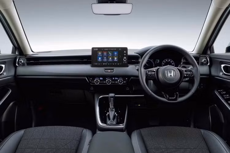 Với việc sơn lưới tản nhiệt cùng màu với thân xe, hãng Honda đã mang đến thiết kế gọn gàng và đồng nhất hơn cho đầu xe của HR-V 2022. Sự thay đổi này khiến Honda HR-V mới trông như ô tô điện. Hiện vẫn chưa có thông tin cụ thể liên quan đến Honda HR-V 2022 ở thị trường Thái Lan. Trong khi đó, ở Nhật Bản, mẫu SUV cỡ B này có 2 tùy chọn động cơ. Đầu tiên là động cơ xăng i-VTEC 4 xi-lanh, DOHC, dung tích 1.5L, kết hợp với hộp số biến thiên vô cấp CVT như cũ.