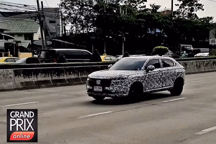 Mới đây, cánh săn ảnh đã bắt gặp chiếc Honda HR-V 2022 chạy thử trên đường phố Thái Lan. Có vẻ như ngày ra mắt thị trường Đông Nam Á nói chung và Thái Lan nói riêng của mẫu xe này không còn xa.