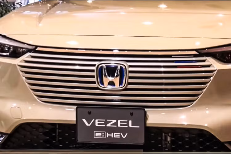 Không chỉ tiện nghi, Honda Vezel 2022 còn an toàn với hệ thống Honda Sensing, bao gồm phanh khẩn cấp tự động tích hợp tính năng phát hiện người đi bộ và người đạp xe, hệ thống kiểm soát hành trình thích ứng, hỗ trợ đưa xe vào giữa làn đường, hỗ trợ giữ làn đường, phát hiện điểm mù, đèn pha tự động, cảnh báo chệch làn đường phía trước hay hệ thống ngăn nhầm chân ga. Lần đầu tiên, hãng Honda đã trang bị cả hệ thống hỗ trợ đổ đèo cho một mẫu xe nội địa tại Nhật Bản.