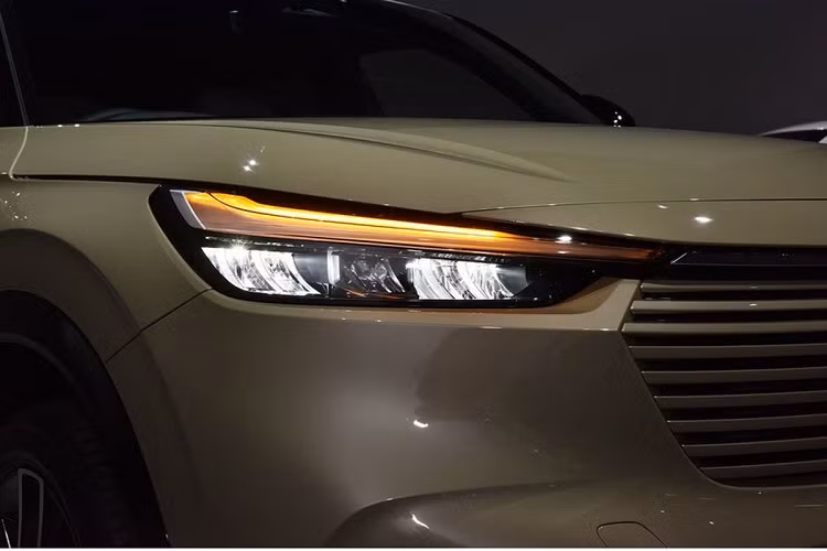 Được phát triển dựa trên khung gầm tương tự Jazz và City, Honda HR-V 2022 có chiều dài 4.330 mm, chiều rộng 1.790 mm, chiều cao từ 1.580 - 1.590 mm cùng chiều dài cơ sở 2.610 mm. So với thế hệ cũ, mẫu SUV cỡ B này ngắn hơn một chút nhưng rộng hơn 20 mm và thấp hơn.