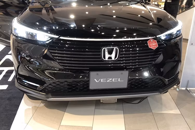 Khi xuất hiện trên đường thử, xe đã được ngụy trang kín mít. Tuy nhiên, qua thiết kế đầu xe và lưới tản nhiệt, người ta vẫn có thể nhận ra danh tính của mẫu xe này. So với Vezel ở thị trường Nhật Bản, Honda HR-V 2022 dành cho thị trường Đông Nam Á sở hữu thiết kế ngoại thất về cơ bản là giống hệt. Từ thiết kế của hệ thống đèn, lưới tản nhiệt, cản trước cho đến cột sau đều không khác gì Honda Vezel.