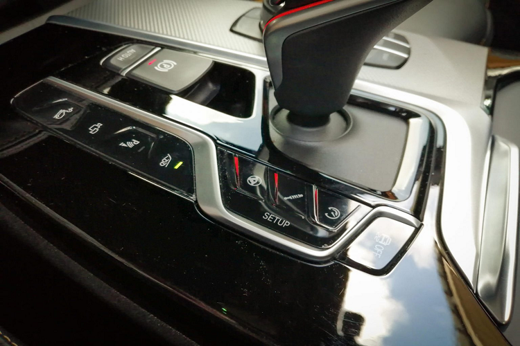 BMW X3 M thế hệ mới được trang bị hệ thống xả thể thao được thiết kế và tinh chỉnh bởi bộ phận M Performance. Đây cũng là một yếu tố không thể thiếu để làm nên yếu tố thể thao của chiếc SUV gia đình này. 