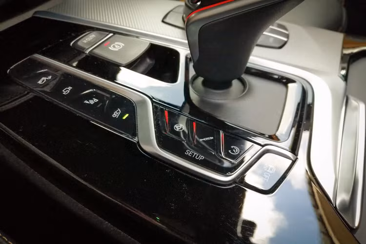 BMW X3 M thế hệ mới được trang bị hệ thống xả thể thao được thiết kế và tinh chỉnh bởi bộ phận M Performance. Đây cũng là một yếu tố không thể thiếu để làm nên yếu tố thể thao của chiếc SUV gia đình này. 