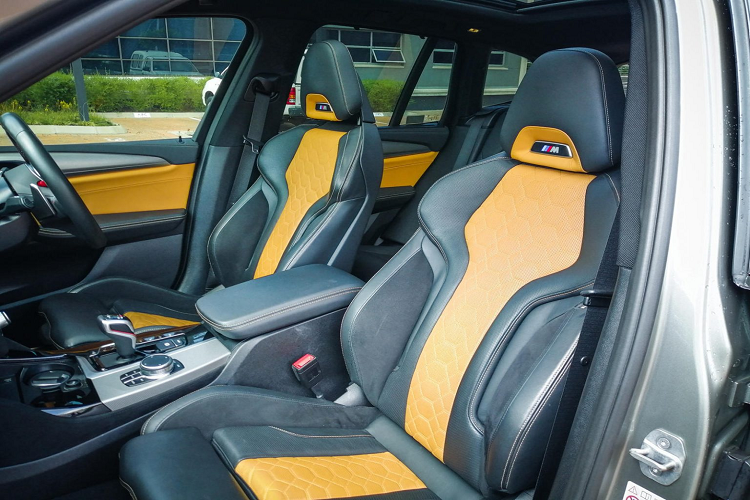 Có thể thấy, thiết kế thể thao của khoang nội thất X3 M tạo cảm giác như đang ngồi trong một chiếc xe thể thao. Đây là một yếu tố khá quan trọng khi điều này sẽ giúp người lái cảm thấy dễ dàng kiểm soát chiếc xe của mình khi đi qua những cung đường khác nhau cho dù X3 M có một ngoại hình to lớn của một chiếc SUV gia đình. 