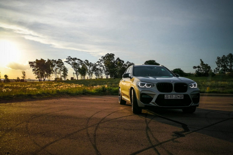 Ngoài ra, xe còn được trang bị đèn pha Adaptive Full LED dưới dạng trang bị tiêu chuẩn mới. Bên cạnh đó, BMW cũng cung cấp thêm các gói bổ sung tính năng, chẳng hạn như gói Driving Assistance Plus Package với Active Cruise Control (hỗ trợ lái đường dài), kèm theo công nghệ Stop &amp; Go (chạy theo tốc độ xe trước); hoặc gói Executive Package với sưởi vô lăng, sưởi ghế trước sau, hỗ trợ đỗ xe Parking Assistant Plus, HUD, sạc không dây, phát WIFI trong xe và điều khiển iDrive bằng cử chỉ. 