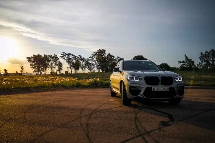 Ngoài ra, xe còn được trang bị đèn pha Adaptive Full LED dưới dạng trang bị tiêu chuẩn mới. Bên cạnh đó, BMW cũng cung cấp thêm các gói bổ sung tính năng, chẳng hạn như gói Driving Assistance Plus Package với Active Cruise Control (hỗ trợ lái đường dài), kèm theo công nghệ Stop &amp; Go (chạy theo tốc độ xe trước); hoặc gói Executive Package với sưởi vô lăng, sưởi ghế trước sau, hỗ trợ đỗ xe Parking Assistant Plus, HUD, sạc không dây, phát WIFI trong xe và điều khiển iDrive bằng cử chỉ. 