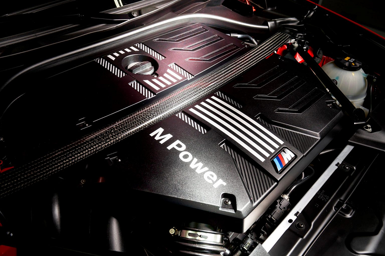 Trước đây, BMW đã từng sản xuất những chiếc xe đem lại cảm giác lái thuần túy hơn cho khách hàng thông qua một số chi tiết như động cơ, ghế lái hay vô lăng đem lại cảm giác khác biệt khi cầm lái. Tuy nhiên, từ khi hệ thống EPAS (Hệ thống trợ lực lái điện) ra đời, cho dù chiếc xe có thể được vận hành theo cách “nhàn” hơn, tuy nhiên cái chất thuần cũng như cảm giác lái truyền thống đã phần nào bị mất đi. 