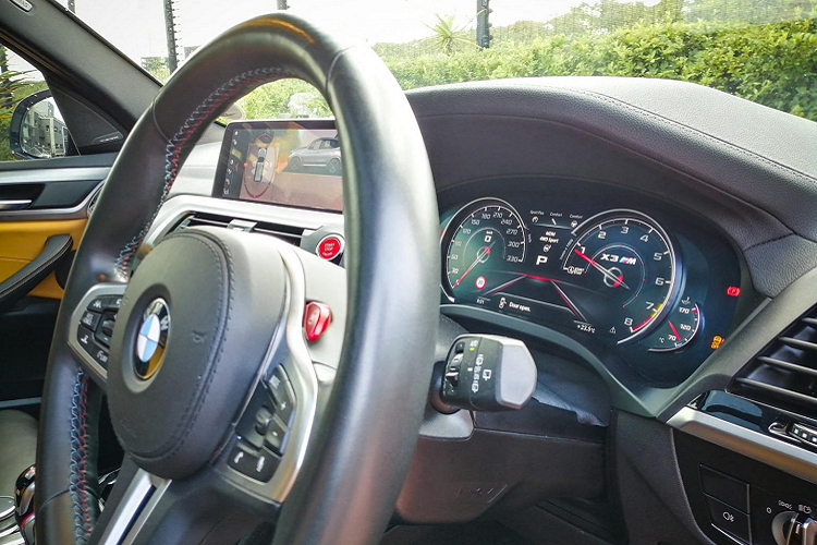 Điều khác biệt của những chiếc xe thể thao, siêu xe mà những chiếc SUV khó có thể có được chính là độ bám đường do những chiếc xe thể thao thường có khoảng sáng gầm rất thấp.