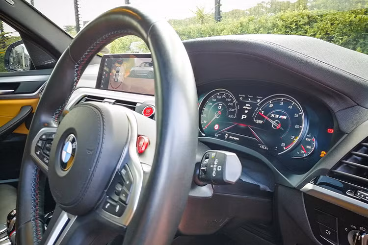 Điều khác biệt của những chiếc xe thể thao, siêu xe mà những chiếc SUV khó có thể có được chính là độ bám đường do những chiếc xe thể thao thường có khoảng sáng gầm rất thấp.