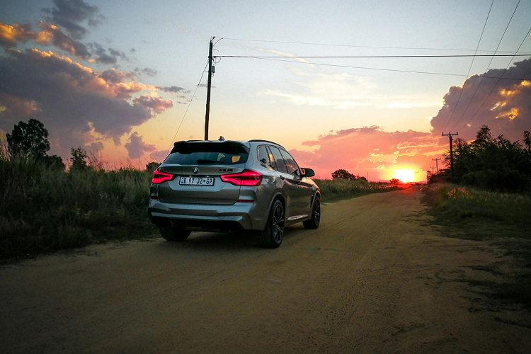 Ngoài ra, với trang bị hệ thống cân bằng điện tử Dynamic Stability Control, điều này cho phép kiểm soát độ trượt bánh xe ở chế độ M Dynamic hoặc được tắt đi để drift. Thêm vào đó, hệ thống AWD thiên về phía sau sẽ giúp truyền nhiều sức mạnh hơn đến phía sau giúp xe có độ phản hồi giống như một chiếc xe thể thao.