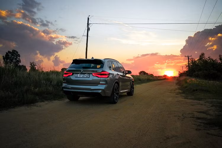 Ngoài ra, với trang bị hệ thống cân bằng điện tử Dynamic Stability Control, điều này cho phép kiểm soát độ trượt bánh xe ở chế độ M Dynamic hoặc được tắt đi để drift. Thêm vào đó, hệ thống AWD thiên về phía sau sẽ giúp truyền nhiều sức mạnh hơn đến phía sau giúp xe có độ phản hồi giống như một chiếc xe thể thao.