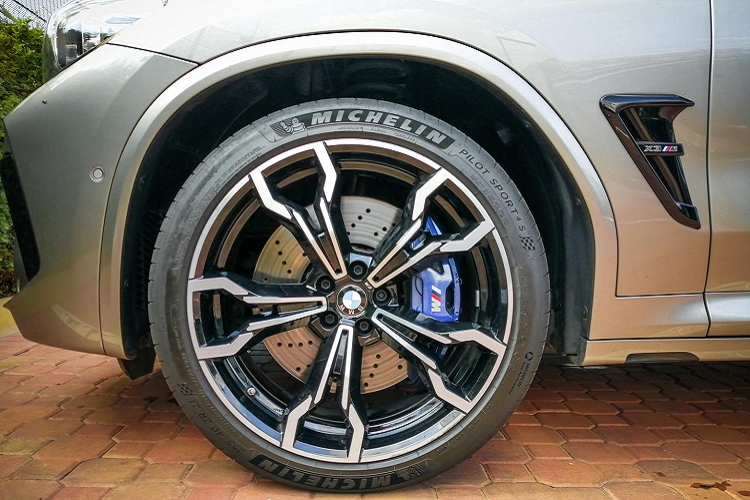 Thông thường, những chiếc xe thể thao thường có thiết kế khoang nội thất tối giản với các chi tiết chủ yếu tập trung vào người lái, đồng thời chính là khu vực không gian nội thất có phần hẹp hơn cũng như được thiết kế liền mạch, từ đó tạo cảm giác phấn khích cho người cầm lái.