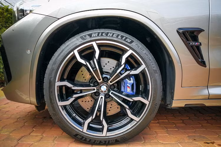 Thông thường, những chiếc xe thể thao thường có thiết kế khoang nội thất tối giản với các chi tiết chủ yếu tập trung vào người lái, đồng thời chính là khu vực không gian nội thất có phần hẹp hơn cũng như được thiết kế liền mạch, từ đó tạo cảm giác phấn khích cho người cầm lái.