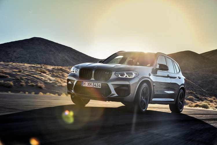 Tuy nhiên, BMW X3 M phần nào đã khắc phục được yếu điểm này với lốp Michelin Sport Plus giúp đem lại độ bám đường tốt hơn cho chiếc SUV này. Thêm vào đó cũng chính là hệ thống treo với phía trước 2 thanh liên kết cùng hệ thống treo sau đa liên kết gồm 5 thanh nâng đỡ giúp ổn định hướng bánh xe.