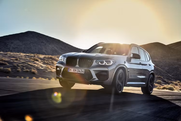 Tuy nhiên, BMW X3 M phần nào đã khắc phục được yếu điểm này với lốp Michelin Sport Plus giúp đem lại độ bám đường tốt hơn cho chiếc SUV này. Thêm vào đó cũng chính là hệ thống treo với phía trước 2 thanh liên kết cùng hệ thống treo sau đa liên kết gồm 5 thanh nâng đỡ giúp ổn định hướng bánh xe.
