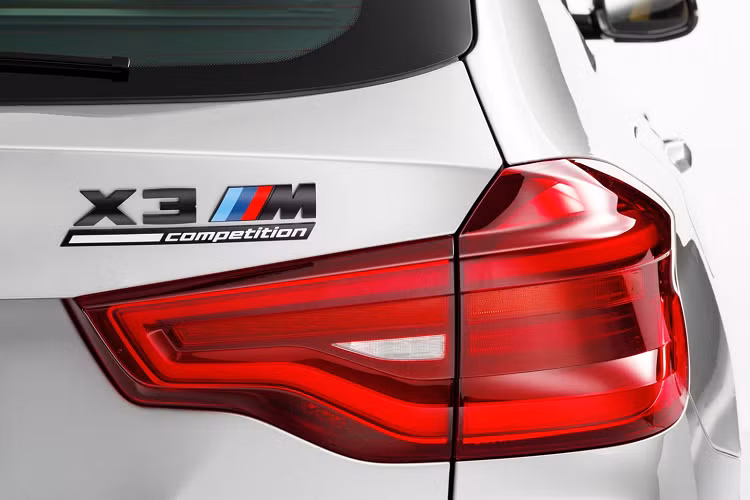 Trên những chiếc siêu xe, hệ thống xả là phương tiện truyền tải một cách dễ thấy nhất sức mạnh của khối động cơ xe. 