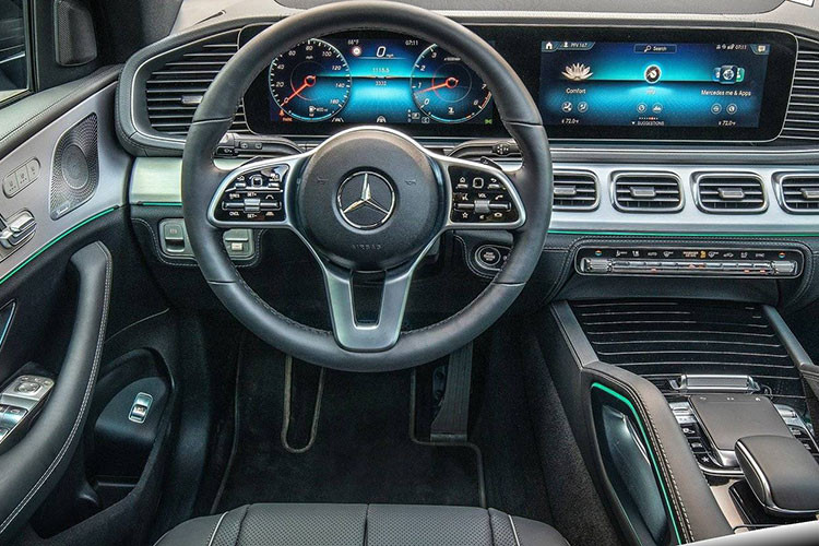 Vô lăng của xe thiết kế dạng 3 chấu thể thao đa chức năng, hệ thống âm thanh Burmester, cửa sổ trời toàn cảnh, ghế bọc da cao cấp, rèm che nắng cửa phía sau, hàng ghế thứ 2 có thể ngả lưng, điều hòa tự động 4 vùng, trang trí nội thất ốp gỗ sồi, đèn nền nội thất...