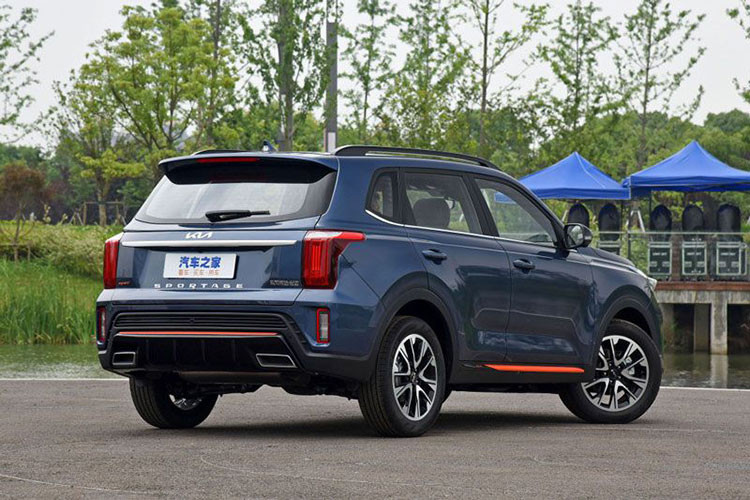 Riêng bản GT-Line của Kia Sportage Ace 2021 lại được trang bị lưới tản nhiệt dạng ma trận điểm với những nan mạ crôm nhỏ nằm ngang bên trong và khe gió ở hai bên cản trước cỡ lớn hơn bản thường. Ngoài ra, bản GT-Line còn có những điểm nhấn màu cam bên dưới hốc gió trung tâm, hai bên sườn xe và ở cản sau.