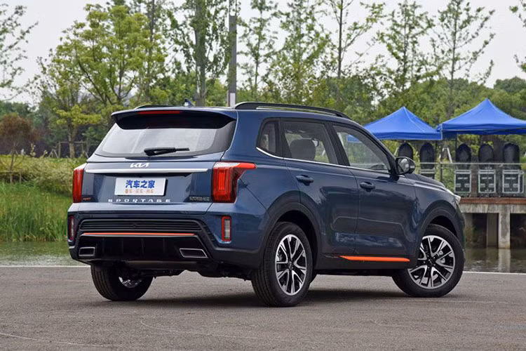 Riêng bản GT-Line của Kia Sportage Ace 2021 lại được trang bị lưới tản nhiệt dạng ma trận điểm với những nan mạ crôm nhỏ nằm ngang bên trong và khe gió ở hai bên cản trước cỡ lớn hơn bản thường. Ngoài ra, bản GT-Line còn có những điểm nhấn màu cam bên dưới hốc gió trung tâm, hai bên sườn xe và ở cản sau.