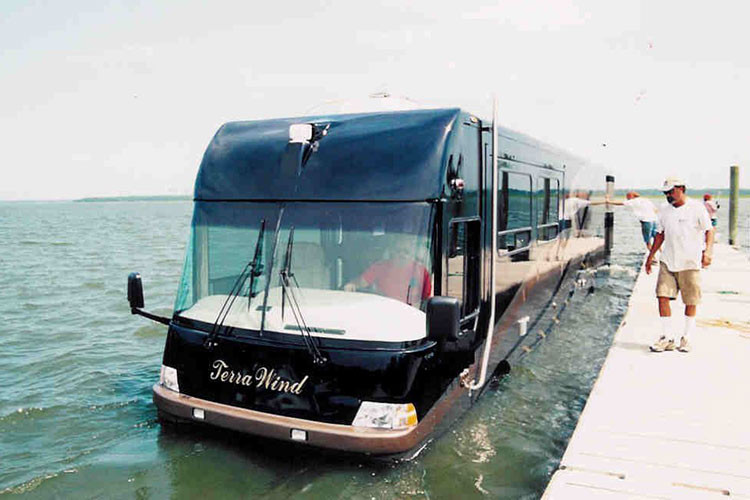 Không gian giữa xe là phòng tắm, với bồn cầu điện tử và bồn tắm kết hợp bể sục. Phòng ngủ chính được đặt ở phía sau, với giường cỡ Queen với nệm tùy chỉnh, trần có gương và cửa trượt thứ hai, qua đó tiếp cận chỗ chơi trên nước phía sau.