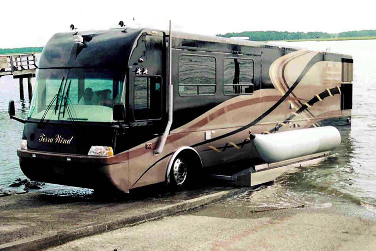 Cách đây khoảng 20 năm, đó chính là ý tưởng phía sau một trong những chiếc motorhome sang trọng và kỳ lạ bậc nhất trong lịch sử. Chiếc xe ấy được gọi là Terra Wind nhà di động, một phương tiện vừa là RV cao cấp, vừa là du thuyền kết hợp nhà nổi, và là một phương tiện nghỉ mát hoàn hảo có thể đi mọi nơi (ngoại trừ gần nước mặn).