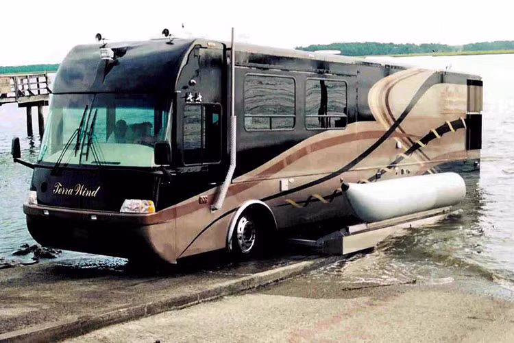 Cách đây khoảng 20 năm, đó chính là ý tưởng phía sau một trong những chiếc motorhome sang trọng và kỳ lạ bậc nhất trong lịch sử. Chiếc xe ấy được gọi là Terra Wind nhà di động, một phương tiện vừa là RV cao cấp, vừa là du thuyền kết hợp nhà nổi, và là một phương tiện nghỉ mát hoàn hảo có thể đi mọi nơi (ngoại trừ gần nước mặn).