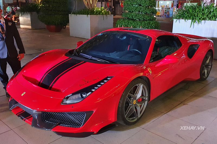 Hiện chưa rõ giá của 488 Pista Spider tại Việt Nam là bao nhiêu nhưng chắc chắn nó sẽ cao hơn so với mức giá tại "hàng xóm" Thái Lan. Ở xứ sở chùa Vàng, Ferrari 488 Pista Spider có giá từ 24 tỷ đồng, đắt gấp 3 lần so với giá xe tại Mỹ - 350.000 USD (khoảng 8,13 tỷ đồng).