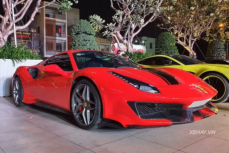 Chiếc siêu xe Ferrari 488 Pista Spider sở hữu sơn ngoại thất màu đỏ Rosso Corsa đặc trưng của hãng "siêu ngựa" Ý với một số điểm nhấn trang trí như bộ tem sọc đen to bản chạy dọc nắp ca-pô xe hay phần chữ ký của chủ nhân, doanh nhân Hoàng Kim Khánh ở trên cụm đèn chiếu sáng trước.