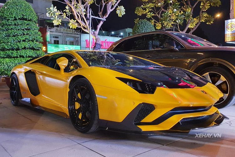Tiếp theo, siêu xe Lamborghini Aventador S chính hãng đầu tiên tại Việt Nam cũng nổi bật không kém, xe có ngoại thất vàng - đen thể thao rất cá tính. Xe sở hữu động cơ hút khí tự nhiên V12 6.5L tương tự bản tiêu chuẩn. Tuy nhiên, động cơ này đã được tinh chỉnh để cho ra thêm 40 mã lực, đạt mức 740 mã lực và mô-men xoắn cực đại 690 Nm. Lamborghini Aventador S có giá 314.000 USD, nếu đóng đầy đủ các loại thuế, siêu xe này có giá lên đến hơn 40 tỷ đồng tại Việt Nam. 