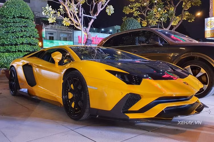 Tiếp theo, siêu xe Lamborghini Aventador S chính hãng đầu tiên tại Việt Nam cũng nổi bật không kém, xe có ngoại thất vàng - đen thể thao rất cá tính. Xe sở hữu động cơ hút khí tự nhiên V12 6.5L tương tự bản tiêu chuẩn. Tuy nhiên, động cơ này đã được tinh chỉnh để cho ra thêm 40 mã lực, đạt mức 740 mã lực và mô-men xoắn cực đại 690 Nm. Lamborghini Aventador S có giá 314.000 USD, nếu đóng đầy đủ các loại thuế, siêu xe này có giá lên đến hơn 40 tỷ đồng tại Việt Nam. 