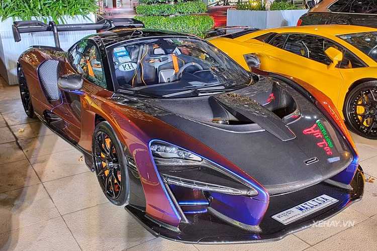 Sau 488 Pista Spider, McLaren Senna MSO được quan tâm nhiều thứ hai, đây cũng là một món quà dành tặng vợ của vị đại gia, siêu xe thậm chí còn mang biển số có tên vợ mình. Senna MSO là một hypercar siêu hiếm trên thế giới, với số lượng sản xuất giới hạn 500 chiếc và chỉ có 2/500 chiếc sở hữu ngoại thất màu Cerberus Pearl - đây là tùy chọn có giá 28.000 USD (khoảng 650 triệu đồng).