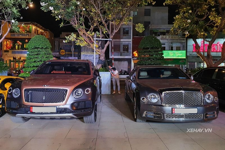 Không xa hoa và hào nhoáng như những siêu xe bên cạnh, cặp đôi Bentley Mulsanne và Bentley Bentayga V8 vẫn rất thu hút bởi sự lịch lãm và sang trọng đúng với khí chất của thương hiệu xe sang hàng đầu thế giới. Lần tụ họp này còn bất ngờ có sự góp mặt của một chiếc Mercedes-Maybach S450 màu đen.
