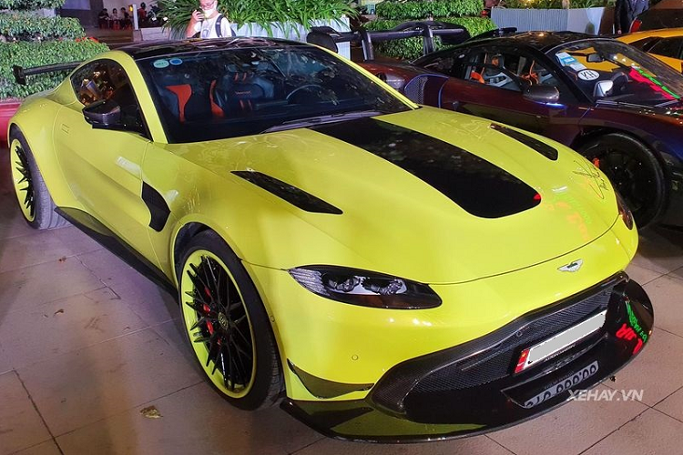 Một điều thú vị khác của chiếc Aston Martin V8 Vantage này là màu sơn ngoại thất xanh lá kết hợp vàng chanh (Lime Essence). Đây là màu bản sắc của Aston Martin V8 Vantage và được lấy cảm hứng từ màu đặc trưng của xe đua Aston Martin Racing (AMR). Cung cấp sức mạnh cho Vantage là khối động cơ V8 4.0L cho công suất 510 mã lực và mô-men xoắn 685 Nm, giúp xe tăng tốc 0-100 km/h chỉ trong 3,6 giây. Đây là chiếc Aston Martin V8 Vantage chính hãng đầu tiên tại Việt Nam và cũng được anh Khánh ra biển trắng với giá bán khoảng 15 tỷ đồng.