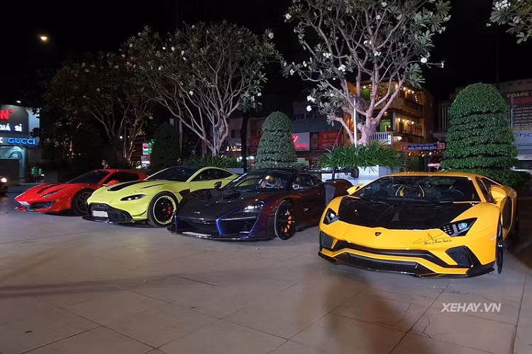 Chưa kể, chiếc McLaren Senna MSO này còn có hàng loạt chi tiết cá nhân hóa độc nhất vô nhị được hoàn thiện bởi bộ phận McLaren Special Operation (MSO), như bộ mâm 9 chấu đơn, sơn đen bóng đi kèm cùm phanh màu vàng và đĩa phanh gốm carbon hiệu suất cao cũng như cánh gió sợi carbon nổi bật phía sau. Giá xe McLaren Senna MSO ở Việt Nam được đồn đoán tới 50 tỷ đồng.